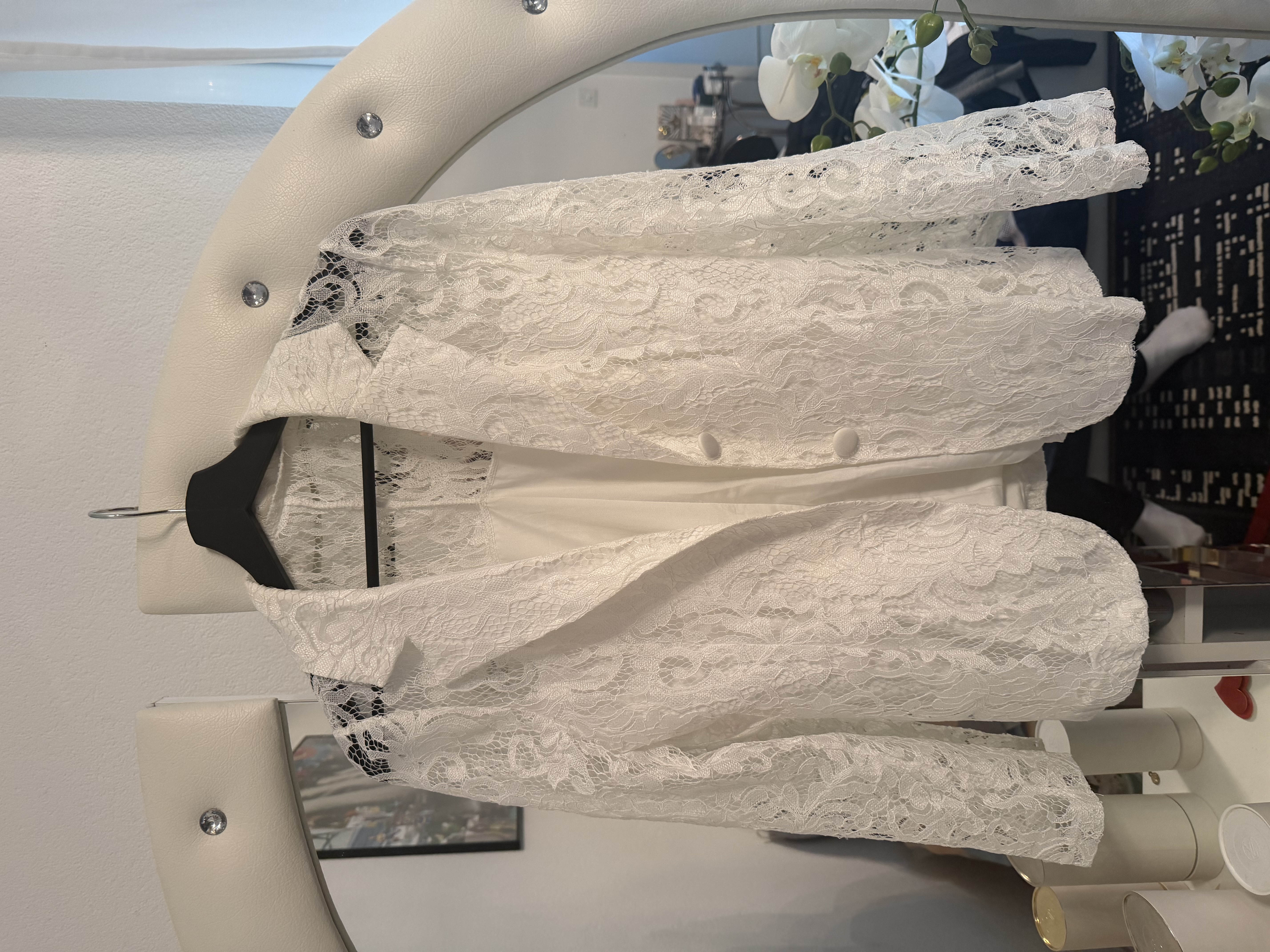 Elegante weiße Spitzenjacke