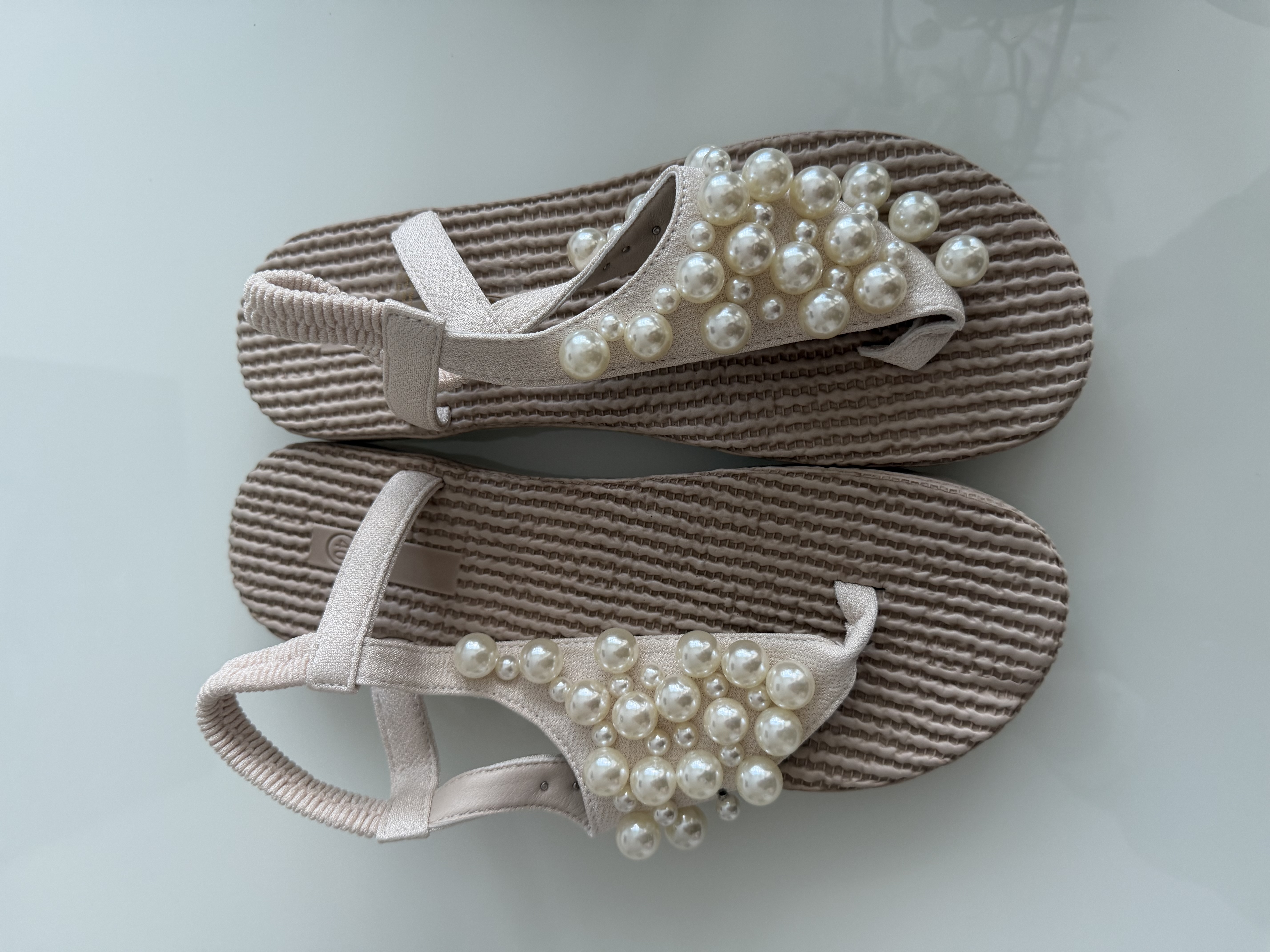 Sandalen mit Perlenbesatz