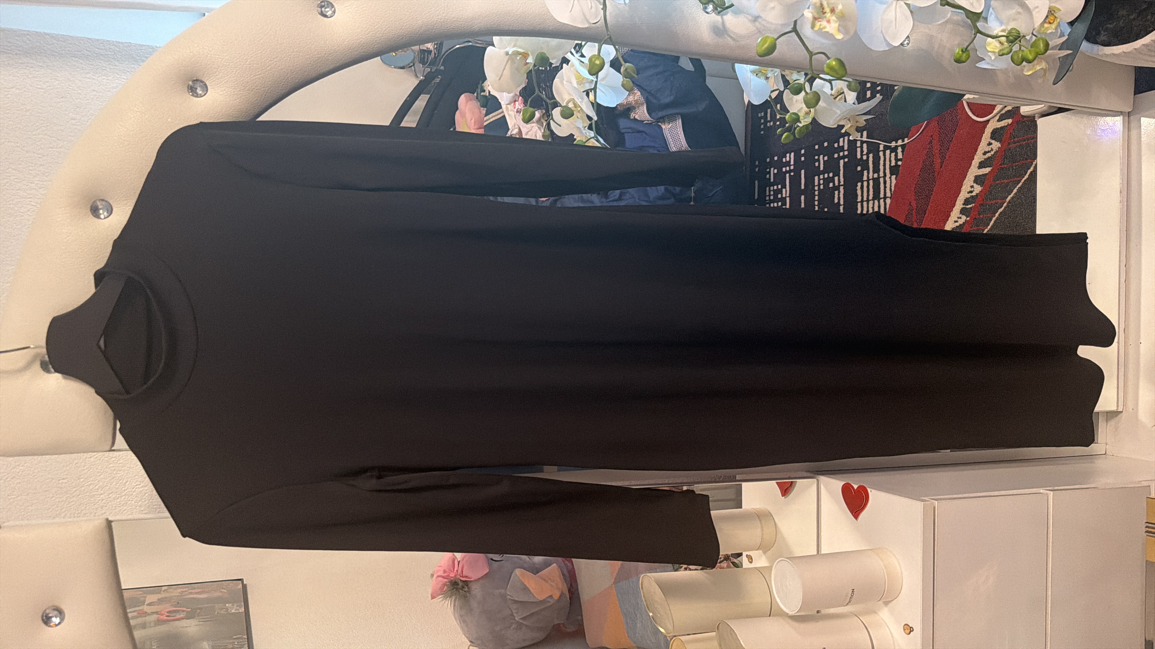 Elegantes schwarzes Kleid mit hohem Kragen